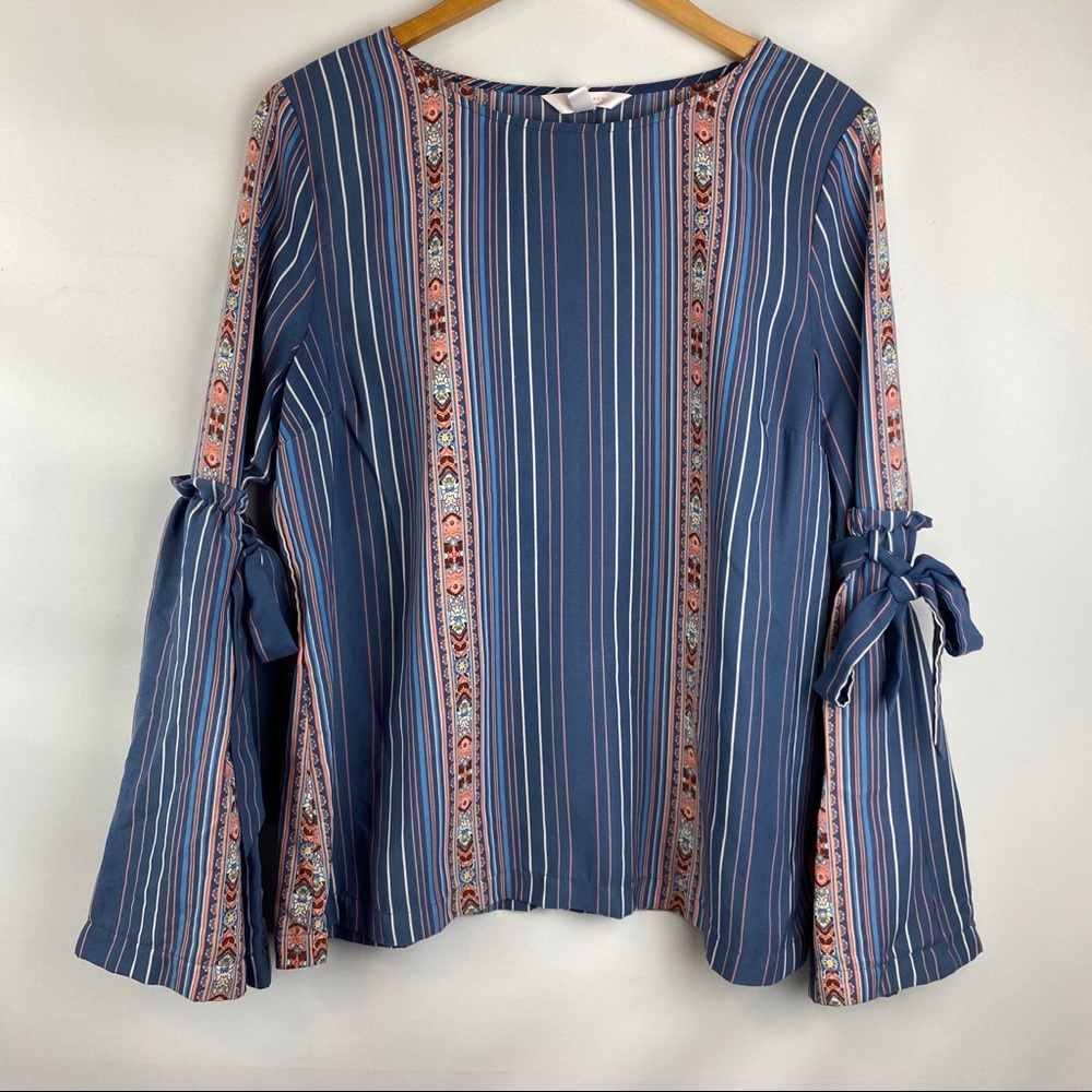 Lauren Conrad Bell Sleeve Blue Floral Top sz L